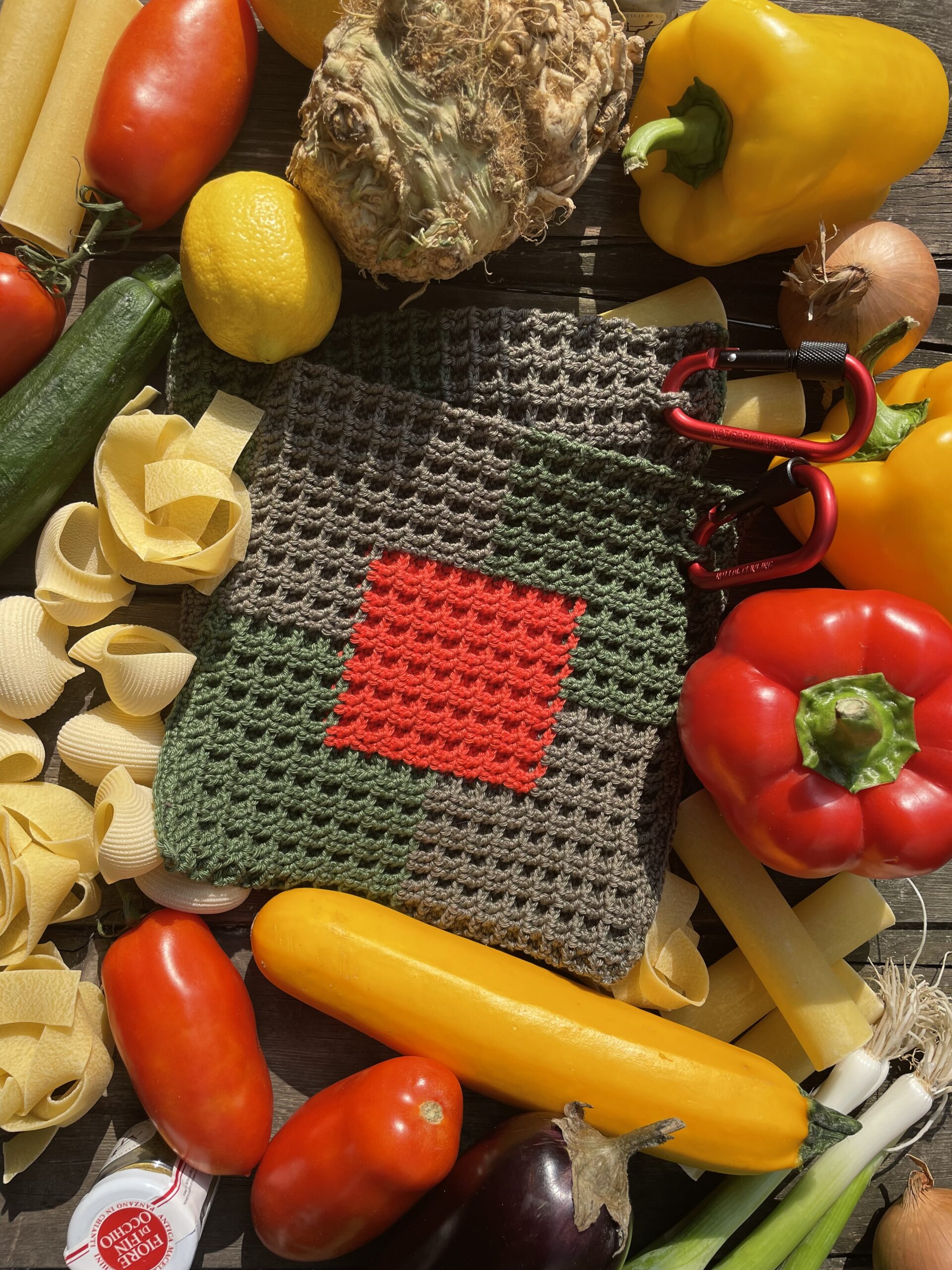 Entdecke die Presine Red Square Linie im Presine Shop. Rot im Kontrast mit pastellzarten Erdfarben und dezenter Rot Weiß Variationen überraschen in Ihrer Wirkung. Gib deiner Küche eine Chance im Shop Topflappen online kaufen.