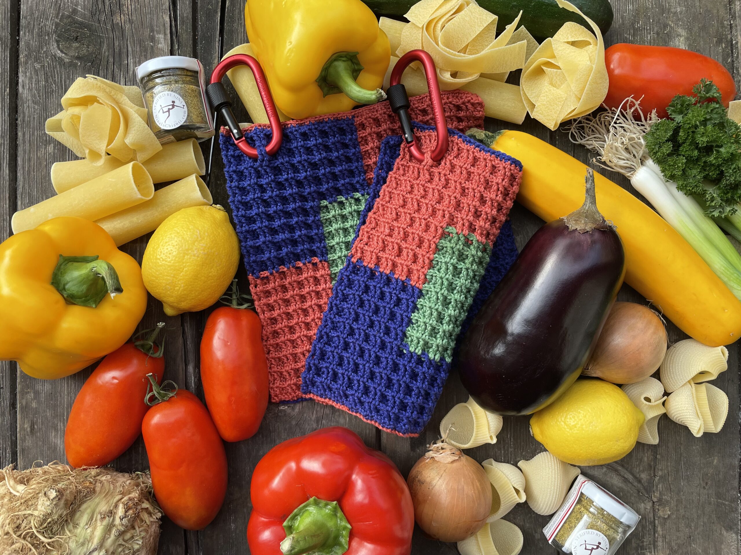 eder dieser Topflappen ist ein echtes Einzelstück, das mit Sorgfalt und Hingabe gehäkelt wird. Dadurch eignet er sich nicht nur für deine eigene Küche, sondern auch wunderbar als kreatives Geschenk. Ob für Kochbegeisterte, Designliebhaber oder Outdoor-Fans – dieser Topflappen begeistert in jeder Umgebung. Und da er durch den Karabinerhaken immer griffbereit ist, wirst du ihn schon bald nicht mehr missen wollen.